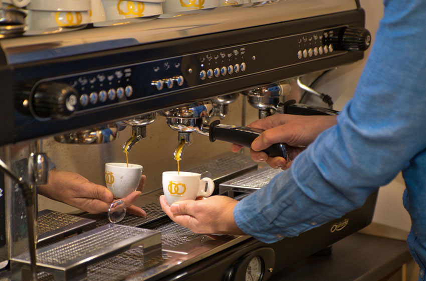 Kaffeemaschine, an der ein Espresso hergestellt wird